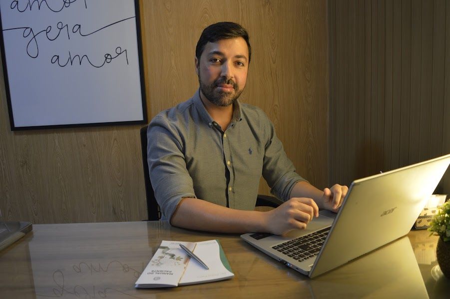 Dr. André Ferro no consultório