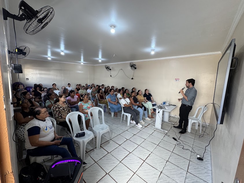 Dr. André Ferro ministrando palestra sobre saúde mental